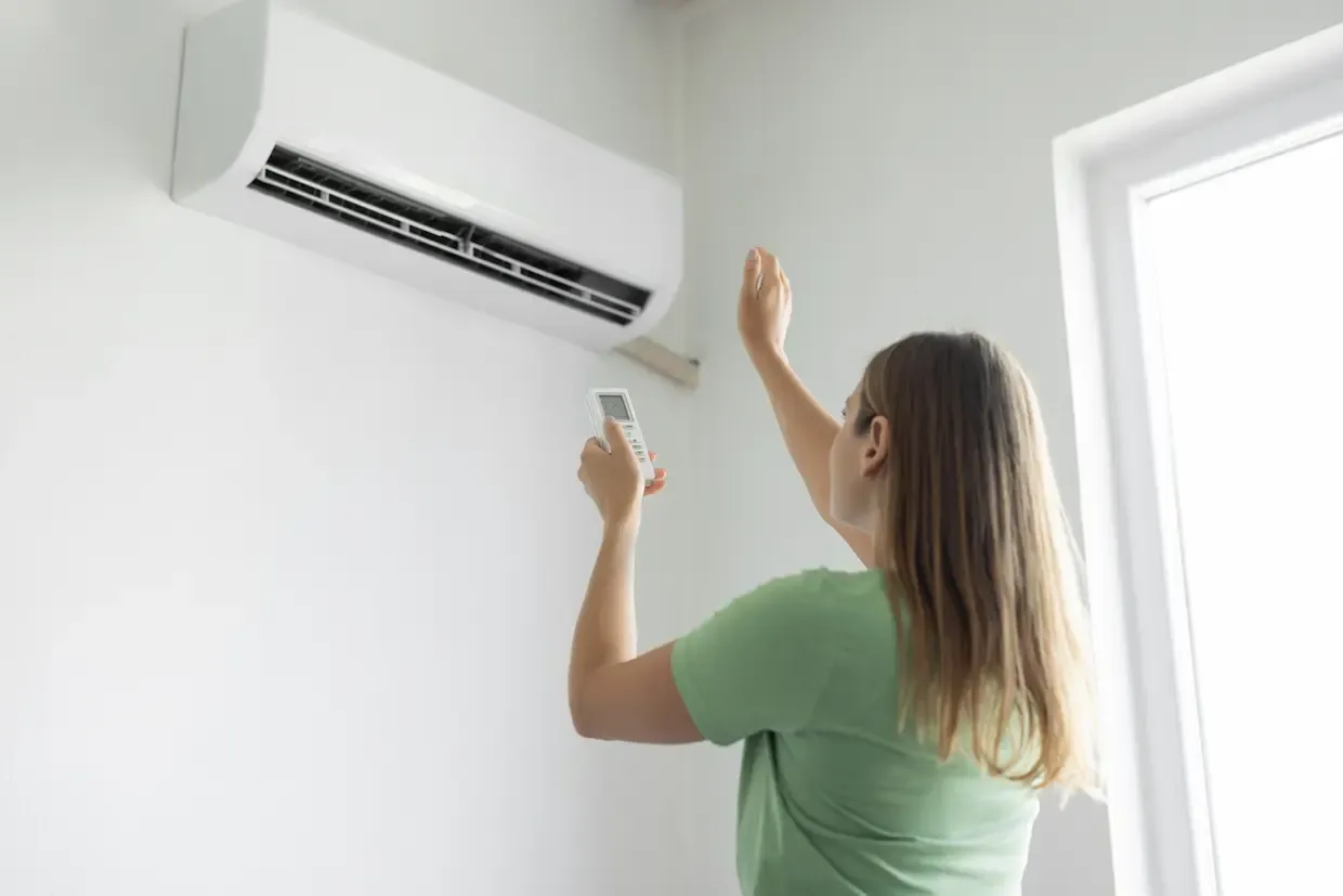 Climatisation souffle chaud : pourquoi et comment y remédier ?