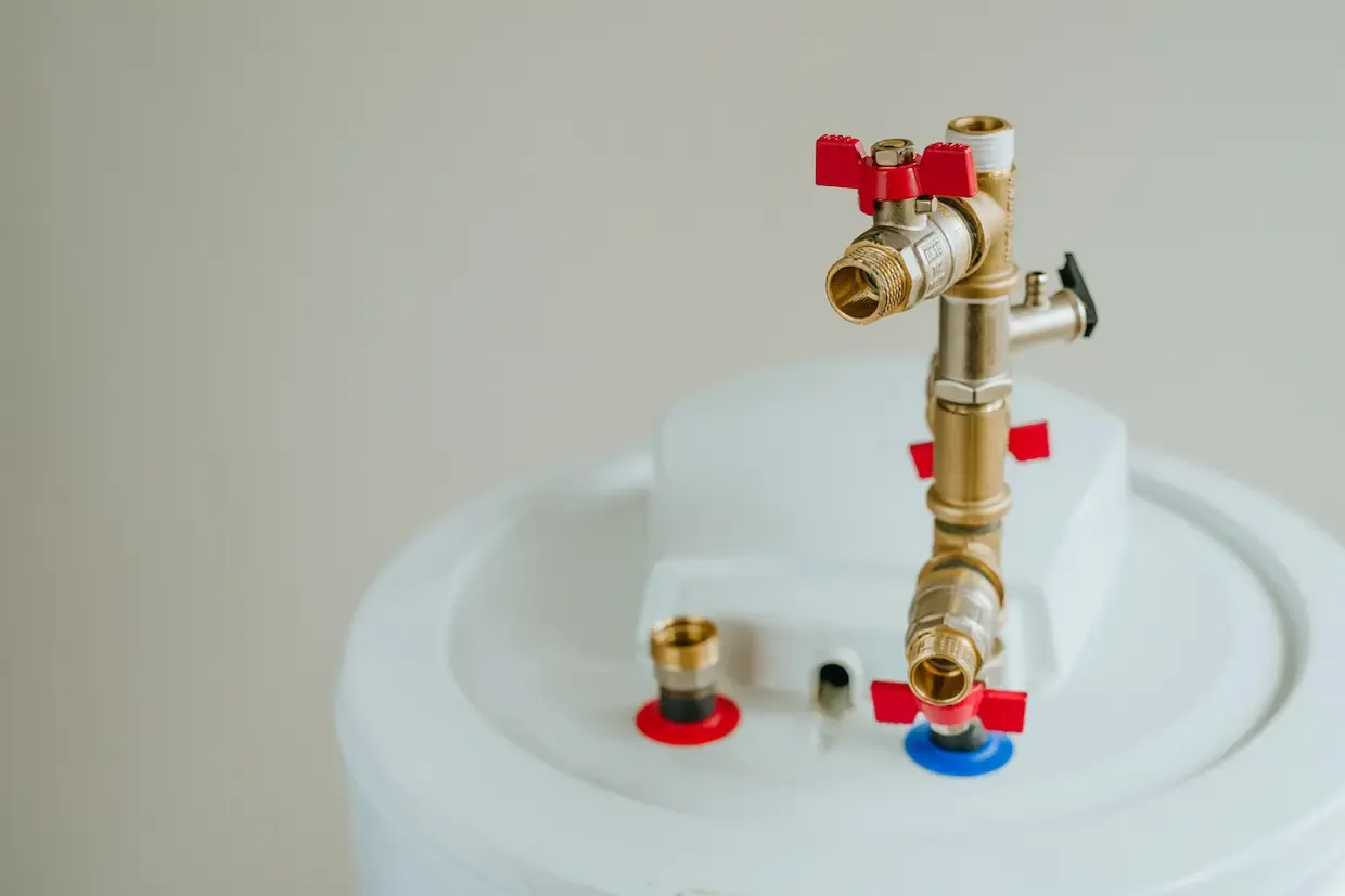 Groupe de sécurité chauffe-eau : à quoi sert-il et comment l’entretenir ?